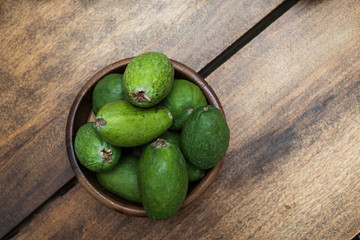 Freijoa - Frutas exóticas del trópico sobre fondo de madera natural - toma de estudio desde arriba - luz natural