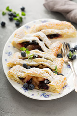 Puff pastry with apple and blueberry