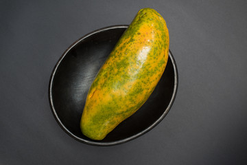 Papaya - Fruta exotica tropical sobre fondo negro - fotografía de estudio