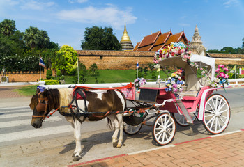 Obraz premium Horse carriage at Phrathat Lampang Luang temple in Lampang, Thai