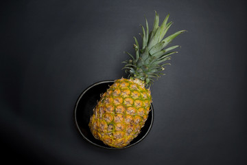 Ananas - Fruta exótica trópical sobre fondo negro - fotografía de estudio