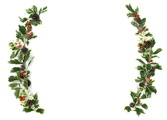 ヒイラギの葉とナンテンの実と松ぼっくりのクリスマスの飾り