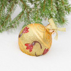 Елочные шары на снегу