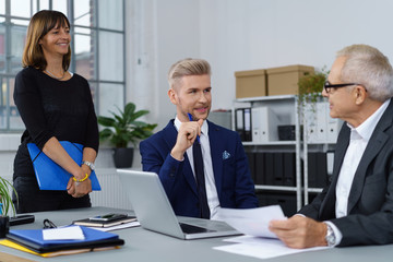 geschäftsführer in einer besprechung mit angestellten