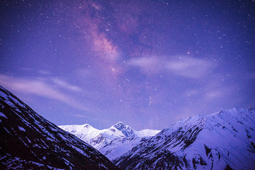 Melkweg over de bergen van de Himalaya op het moment van de overgang van nacht naar zonsopgang. Annapurna III (7555 m) piek.