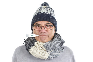 kranker Senior mit Fieberthermometer, Schal und Mütze