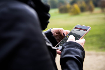 woman note app smartphone