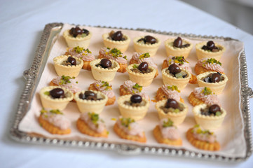 Buffet - piccole porzioni - piattini - Vassoio - matrimonio - festa - aperitivo