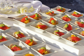 Buffet - piccole porzioni - piattini - Vassoio - matrimonio - festa - aperitivo