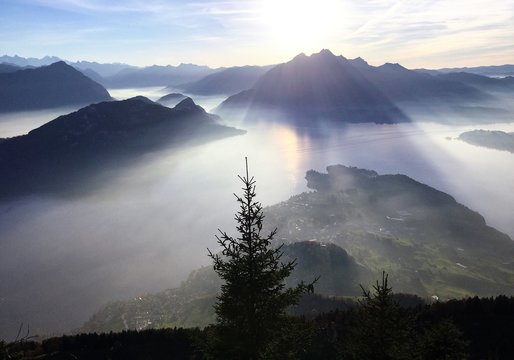 Traumhaft sch&ouml;ne Bergwelt / Blick von der Rigi nach Westen &uuml;ber den Vierwaldst&auml;tter See zum Pilatus und der dahinter untergehenden Herbstsonne