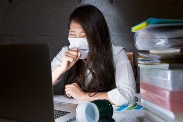 深夜残業 / 咳をするビジネスウーマン