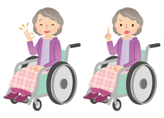 車椅子に乗る高齢者　表情　ポーズ