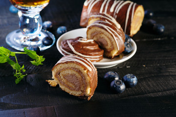 Swiss roll, blueberry and tea 