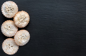 Traditionell britische Mince Pies auf Schieferplatte von oben gesehen