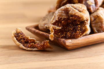  dried figs in wooden dish
