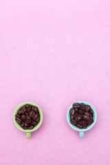 Fototapeta na wymiar coffee beans on pink backgrounds