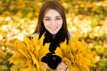 woman portret in autumn forest