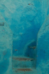 Escalones pintados de azul en la localidad de Chaouen, Marruecos