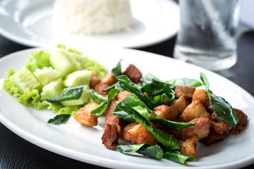 Deep fried pork with leech lime leaf and chili sauce