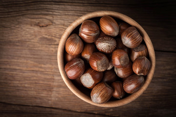 Obraz premium Hazelnuts in wooden bowl.