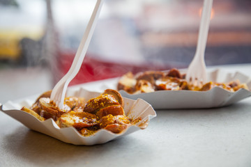 Zwei mal Currywurst beim Wochenmarkt