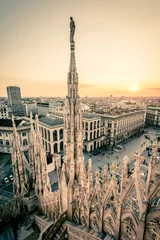 Wandcirkels tuinposter uitzicht op de stad Milaan vanaf het dakterras van de Duomo in de schemering © UMB-O