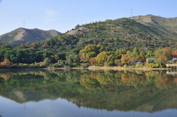 Fototapeta na wymiar 兵庫県高砂市・山・稜線と池の風景