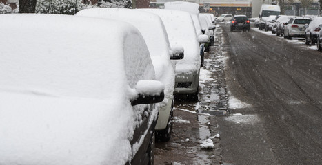 Wintereinbruch schneebedeckte Autos