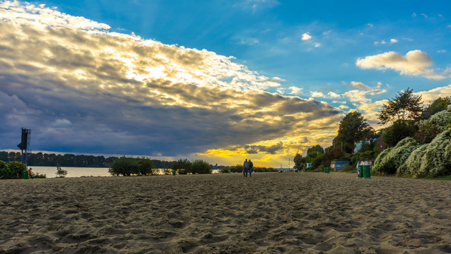 hamburger Elbstrand im Sonnenuntergang
