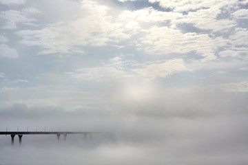 Obrazy na Plexi  most zapada w poranną mgłę