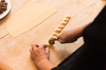 Preparazione degli agnolotti piemontesi