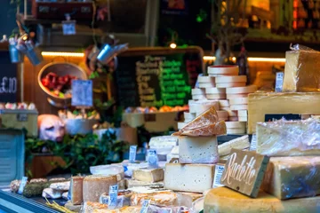 Zelfklevend Fotobehang Variety of cheese on display in Borough Market, London © I-Wei Huang