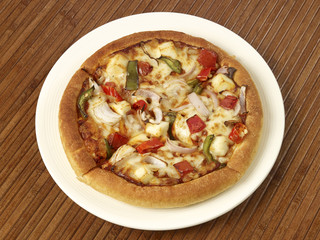 Tandoori Pizza  topped with paneer and capsicum