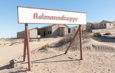 Schild und Häuser in der Diamantestadt Kolmannskuppe, Kolmanskop, Lüderitz, Namibia