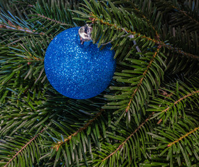 Blaue Weihnachtskugel