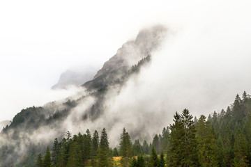 Bergspitzen im Nebel, Hinterhornbachtal, Österreich