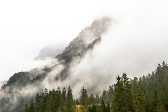 Fototapeta Bergspitzen im Nebel, Hinterhornbachtal, Österreich