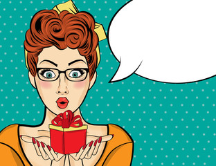 Surprised pop art  woman that holds a gift in their hands . Comi