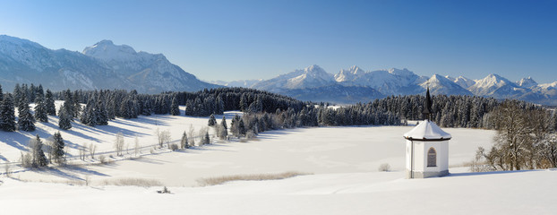 Fototapeta na wymiar Panorama Winterlandschaft in Bayern im Allgäu bei Füssen