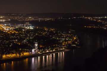 Fototapeta na wymiar Stadt in der Nacht am Rheinufer entlang