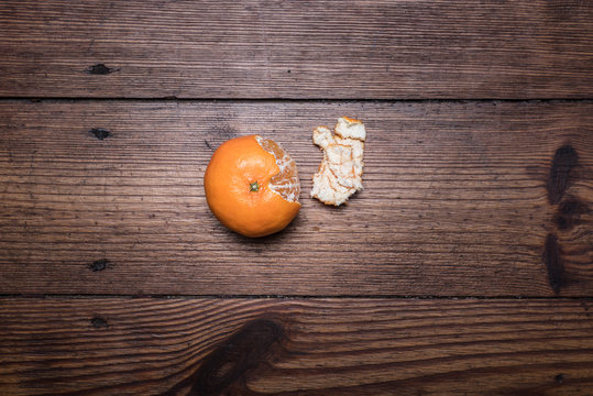 Mandarine von oben auf Holzhintergrund
