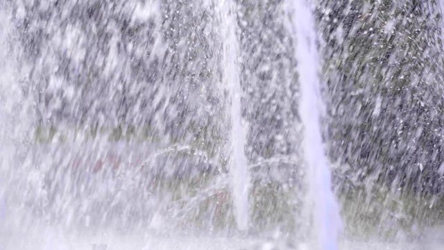 Wasser brunnen Spiel im blauen Licht