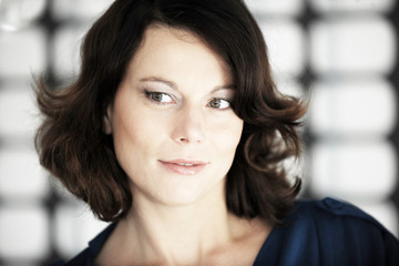 Naklejka premium portrait einer schönen jungen überzeugenden frau