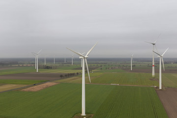 Luftbild eines Windparks.
