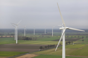 Luftbild eines Windparks.