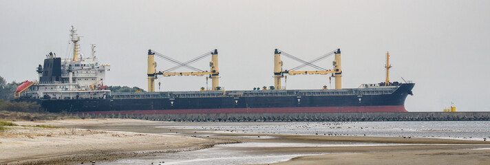 BLACK BULK CARRIER © Wojciech Wrzesień