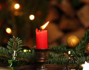brennende kerze auf einem tannenzweig
