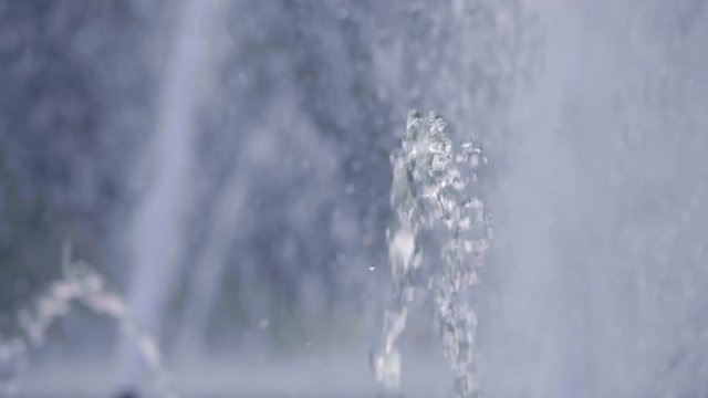 Wasser brunnen Spiel im blauen Licht