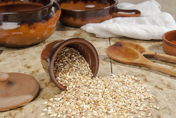 cereali in coccio su piano cucina