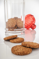 biscotti ai cereali in vaso, con coperchio rosso, 